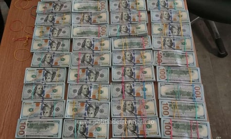 Подружжя з України спробувало вивезти до Румунії $1,4 млн, заховавши їх під одягом